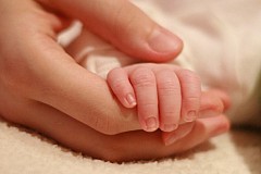 Ivre, elle secoue fortement son bébé de 2 mois, ses amis alertent la police
Ivre, elle secoue fortement son bébé de 2 mois, ses amis alertent la police